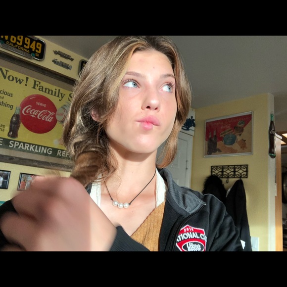 Meet your Posher, Aubry - Picture 1 of 2